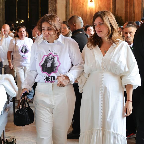 Ju de Paulla chegou acompanhada de Malu Barbosa, parceira de negócios e mais uma fiel escudeira durante o tratamento de Preta Gil