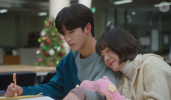 Shin Sol-i não esconde o que sente e passa boa parte da adolescência tentando conquistar Cha Heon, que não corresponde aos seus sentimentos