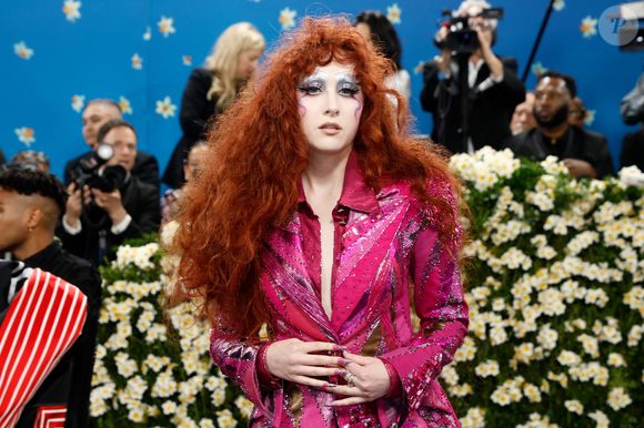 Quem é Chappell Roan? Entenda por que a cantora virou assunto após confrontos com fotógrafos e desabafos sobre exposição