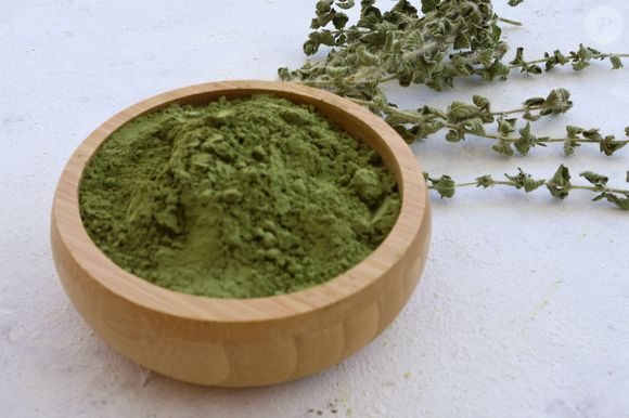 Natural e sem química: a hena ganha espaço como alternativa menos agressiva às tinturas tradicionais na cobertura dos fios brancos