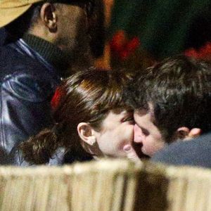 Alice Wegmann troca beijos com novo affair em restaurante após rumores com Humberto Carrão, o Afonso de 'Vale Tudo'