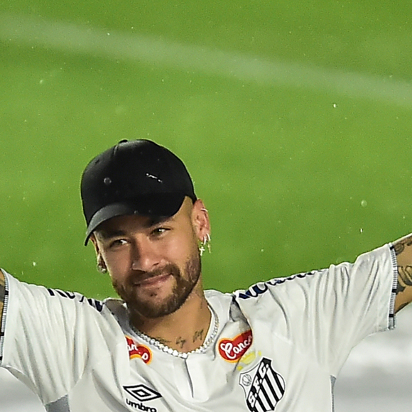 Bilhete único, aqui não! Neymar gasta quase 5 salários mínimos por dia para ir e voltar dos treinos no Santos em helicóptero de luxo