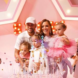 O aniversário de 3 anos de Mavie teve decoração temática, looks combinando, atrações infantis, oficinas, palco e um cardápio recheado