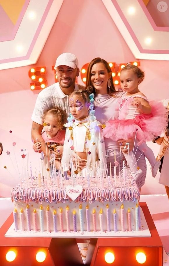 O aniversário de 3 anos de Mavie teve decoração temática, looks combinando, atrações infantis, oficinas, palco e um cardápio recheado