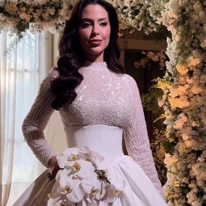 Look de noiva de Laís Caldas tem véu longo e buquê de orquídeas brancas, que dão o toque final de romantismo