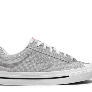 Um modelo da Converse chamou atenção por trazer uma proposta semelhante ao de Jane Fonda, com brilho e o icônico detalhe de estrela lateral