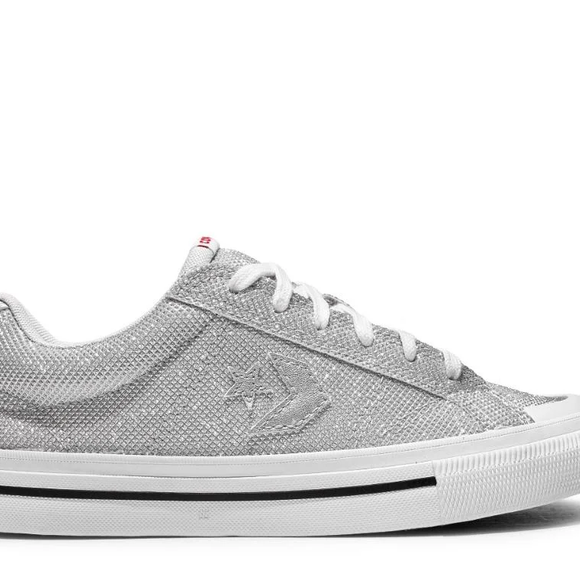 Um modelo da Converse chamou atenção por trazer uma proposta semelhante ao de Jane Fonda, com brilho e o icônico detalhe de estrela lateral