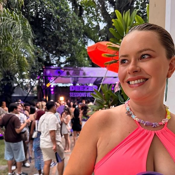 Em uma foto com a namorada, uma internauta provocou dizendo que ela seria a cara de Mari Bridi, ex de Rafael Cardoso