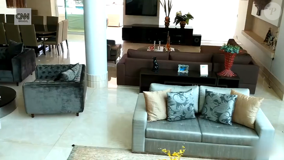 Mármore carrara e crema marfil aparecem no acabamento dos pisos da mansão. A residência de dois andares também conta com persianas automatizadas e iluminação em LED, segundo o anúncio do imóvel