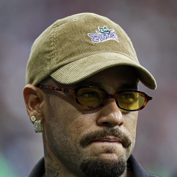 Neymar surpreendeu ao surgir com cavanhaque e bigode em fotos com fãs. O novo visual do jogador rapidamente repercutiu nas redes sociais