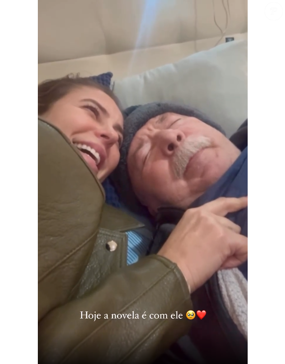 Pai de Paolla Oliveira arrancou risadas da filha ao fazer piada com Renato Goes: ‘Quando você aparece com aquele narigudão comprido’