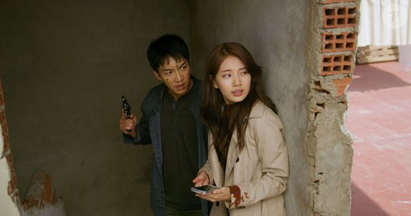 'Retaliação': um dublê que busca vingança pela morte de seu sobrinho em um acidente de avião e descobre uma conspiração envolvendo o governo