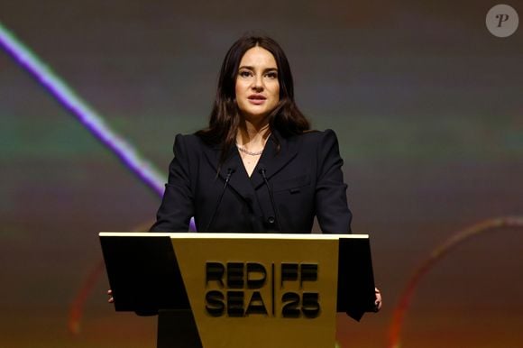 Antes de se tornar uma das atrizes conhecidas de sua geração, Shailene Woodley já investia em transformação social. Em 2010, ela e a mãe, Lori Woodley, fundaram a All It Takes, organização voltada à formação de jovens líderes