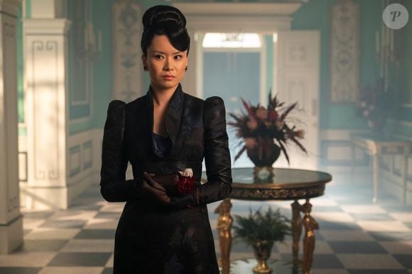 Presente na 4ª temporada da Netflix, Katie Leung como Lady Araminta Gun em 'Bridgerton' tem 1,64 m de altura