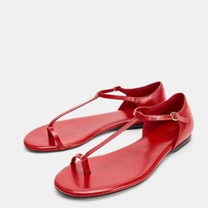 Quem deseja transformar até o look mais básico encontra nesta sandália vermelha da Zara um acessório cheio de personalidade e sofisticação