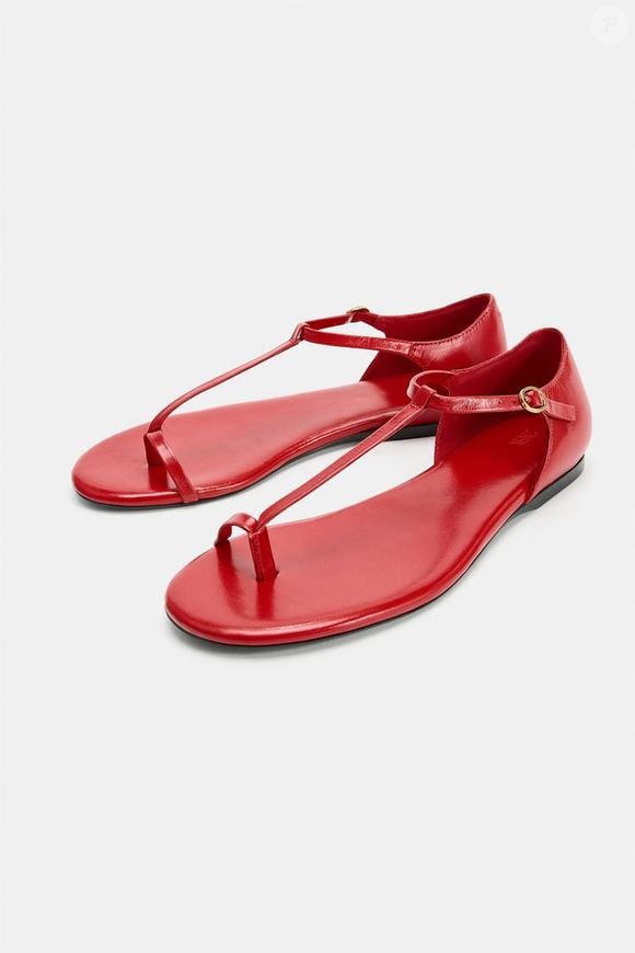 Quem deseja transformar até o look mais básico encontra nesta sandália vermelha da Zara um acessório cheio de personalidade e sofisticação