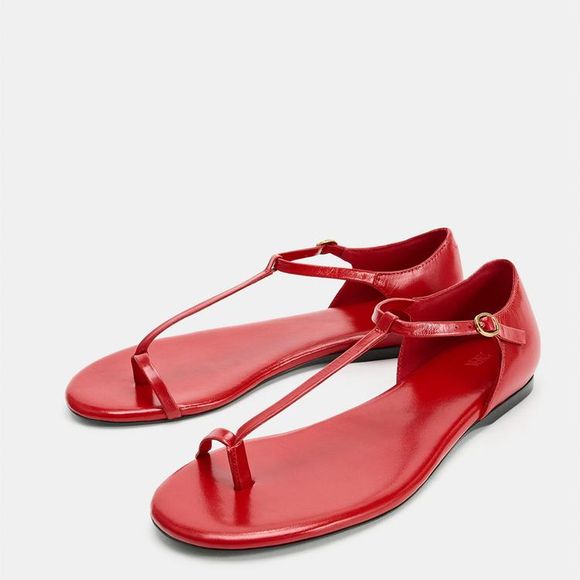 Quem deseja transformar até o look mais básico encontra nesta sandália vermelha da Zara um acessório cheio de personalidade e sofisticação