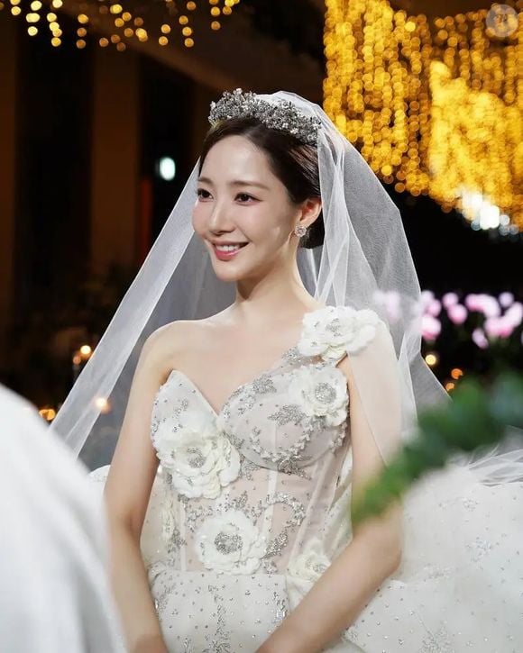 Vestido de noiva de Park Min-young em dorama é adornado com intrincados enfeites florais em 3D.