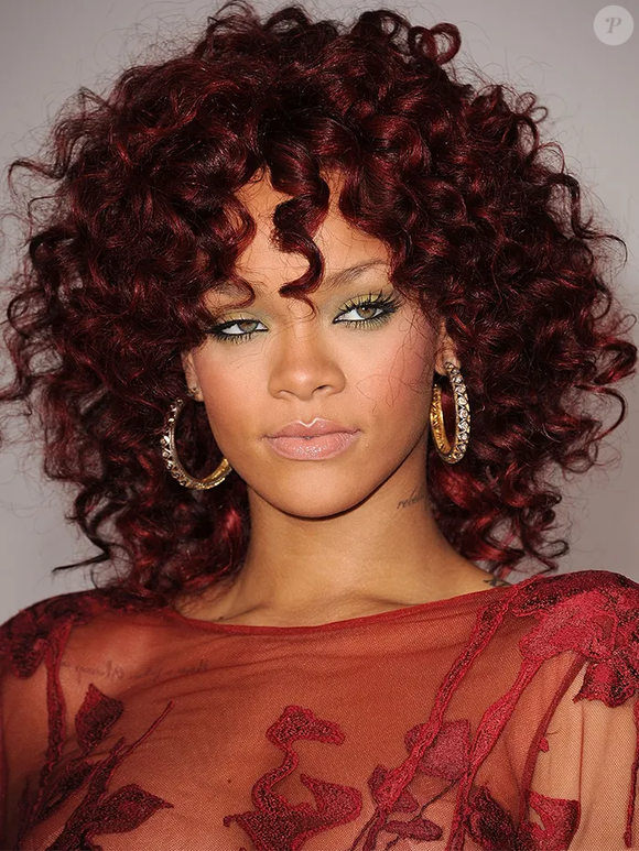 Cabelo ruivo cherry cola também foi aposta de Rihanna na década de 2010