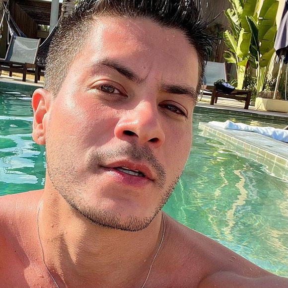 Arthur Aguiar foi defendido por Leo Dias