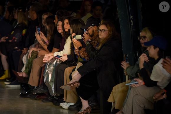 Amigo de Preta Gil, Gominho registrou desfile de moda em São Paulo pelo seu smartphone