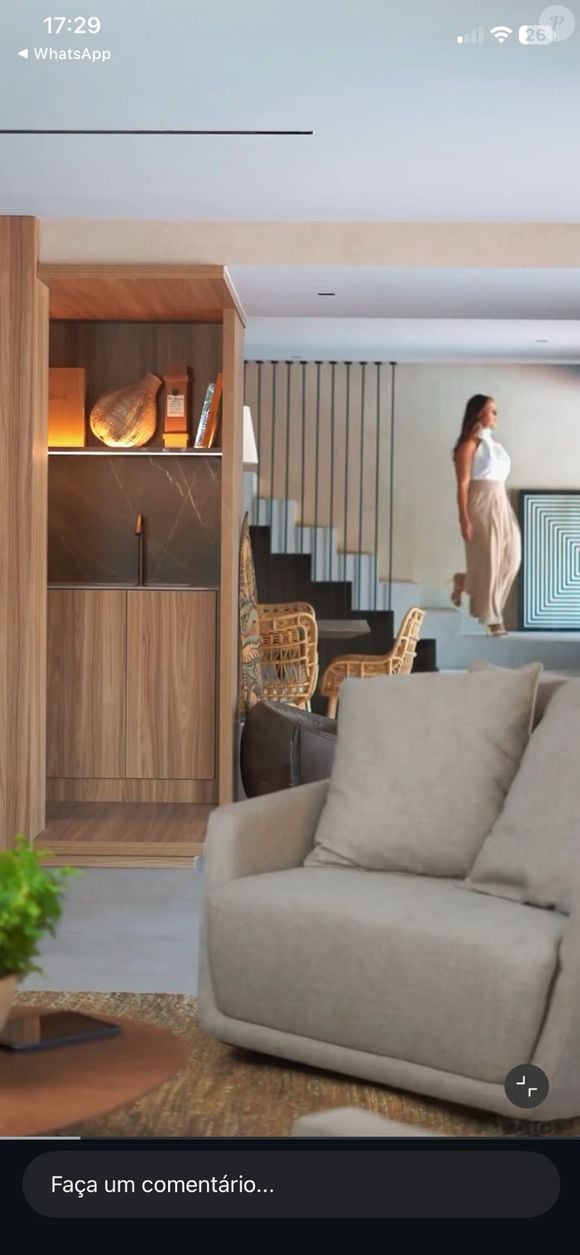 A decoração aposta em obras de arte brasileiras, móveis sofisticados e elementos naturais, como tapetes e mesas de fibras