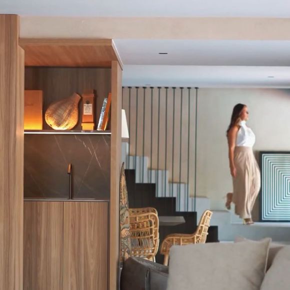 A decoração aposta em obras de arte brasileiras, móveis sofisticados e elementos naturais, como tapetes e mesas de fibras