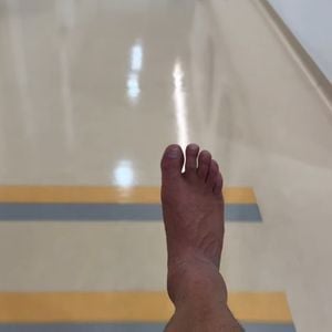 Marido de Simone Mendes, Kaká Diniz foi para o hospital no fim da noite de segunda-feira , 29 de setembro de 2025, e precisou se locomover de cadeira de rodas