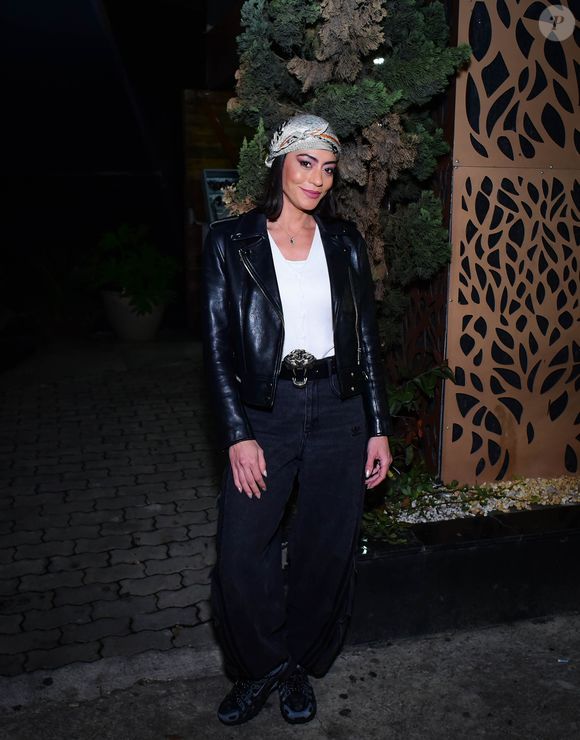 Jaqueta de couro preta clássica foi aposta de Carol Castro em recente evento de 'Garota do Momento'