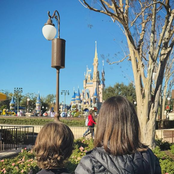 Sandy e o filho surgiram abraçados em viagem à Disney