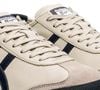 Nos pés, o escolhido foi um um tênis bege com detalhes escuros da Onitsuka Tiger, marca de moda japonesa