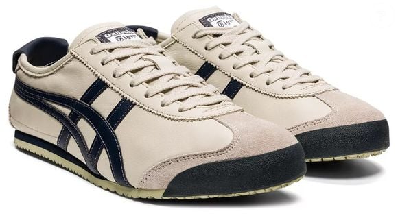 Nos pés, o escolhido foi um um tênis bege com detalhes escuros da Onitsuka Tiger, marca de moda japonesa