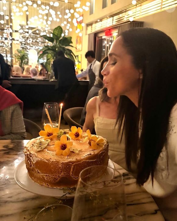 Meghan Markle celebrou seus 44 anos no início deste mês (4 de agosto) e chamou atenção ao escolher um look já conhecido do público. Para o jantar de aniversário, a duquesa de Sussex apostou em um vestido Valentino que havia usado anteriormente em uma ocasião de grande destaque