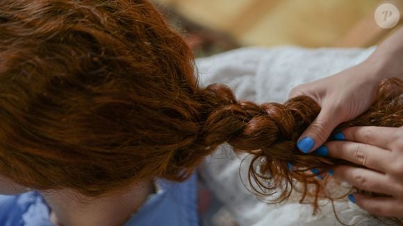 Dormir com duas ou três tranças soltas, sem apertar demais, é perfeito para conquistar um cabelo volumoso com ondas naturais e bastante textura