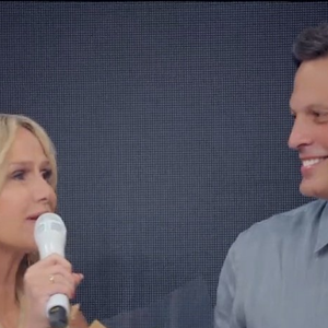 Eliana e Adriano Ricco dividiram o palco durante a estreia do Em Família na Globo, momento que acabou viralizando nas redes sociais