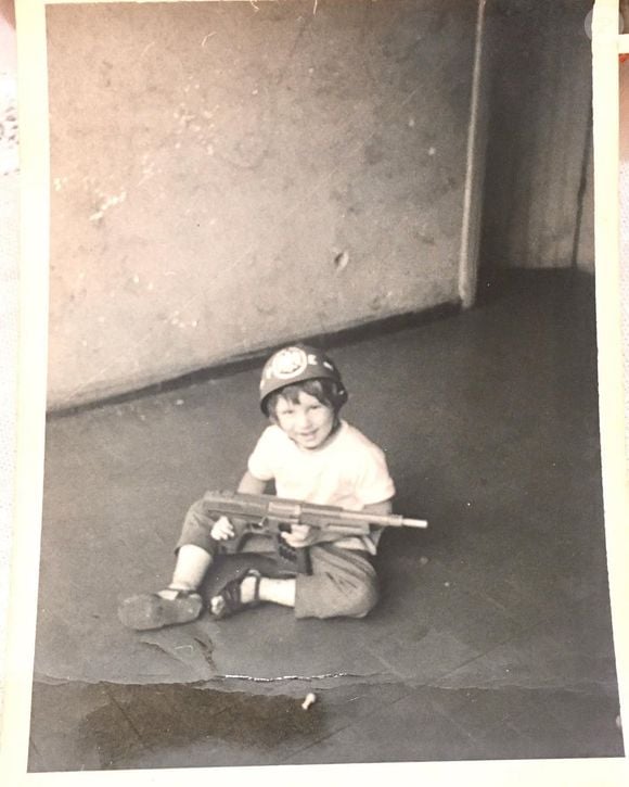 Foto de Celso Portiolli criança: hoje no SBT, apresentador se divertia com brinquedos considerados atualmente inadequados