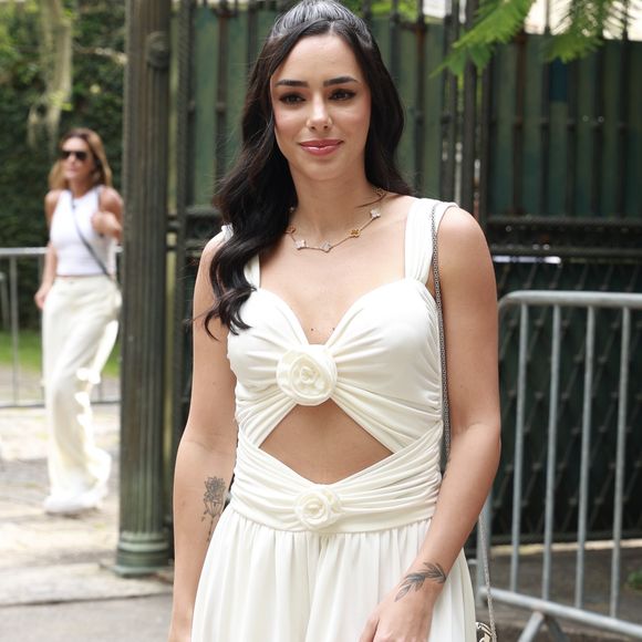 Grávida, Bruna Biancardi já usou look mais soltinho em cor clara com recorte na barriga.