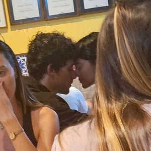 Bruna Marquezine e Shawn Mendes trocaram beijos em público