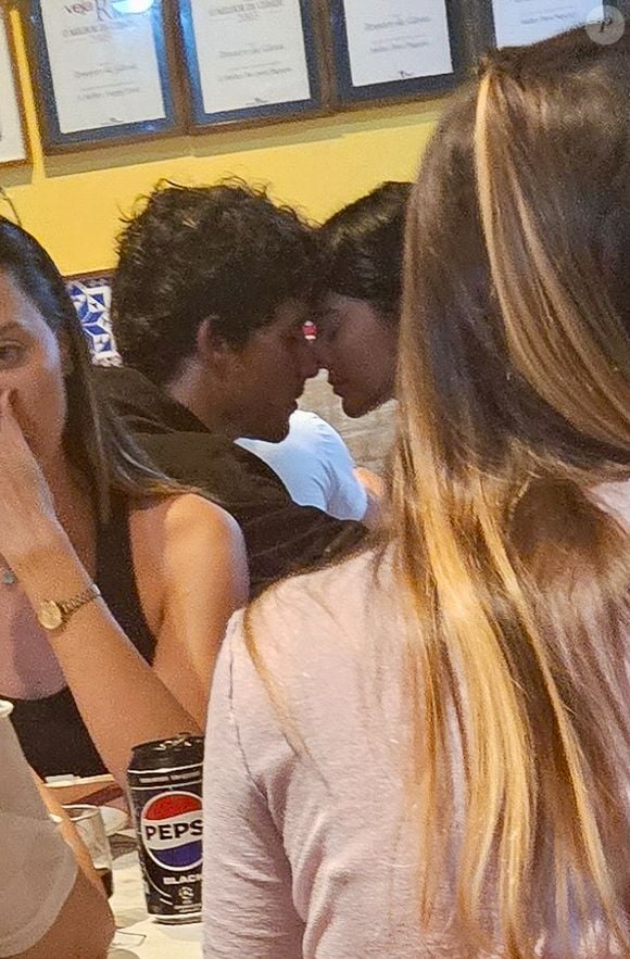 Bruna Marquezine e Shawn Mendes trocaram beijos em público