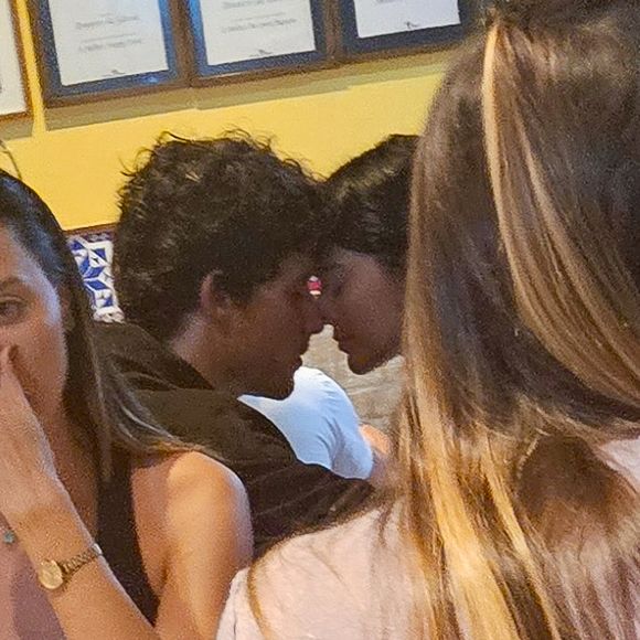 Bruna Marquezine e Shawn Mendes trocaram beijos em público