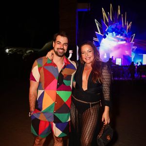 A atriz Renata Domingues usou look preto com decote profundo