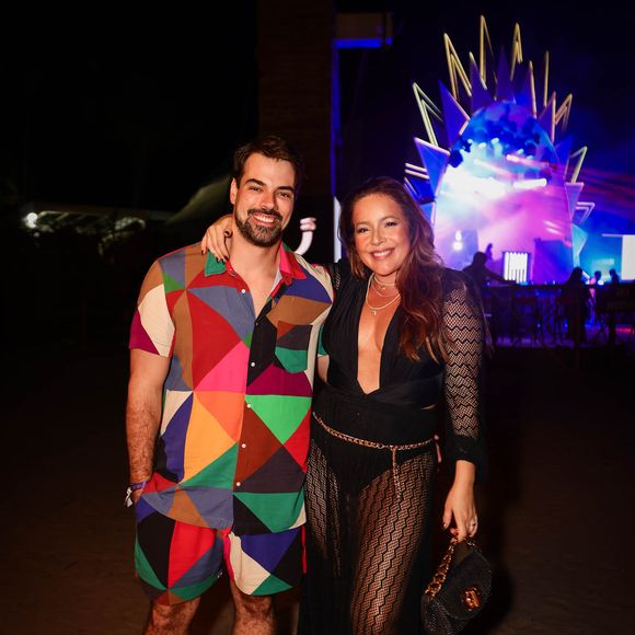 A atriz Renata Domingues usou look preto com decote profundo
