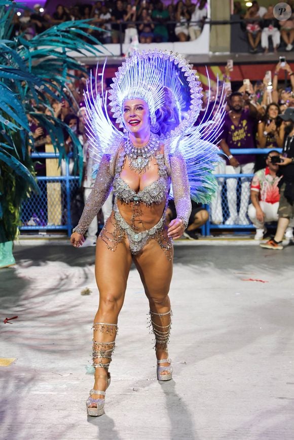 Com fantasia repleta de brilho, Paolla Oliveira atraiu holofotes ao cruzar a Marquês de Sapucaí