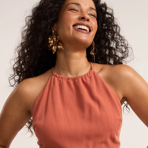 Blusa em Viscolinho com Decote Halter e Conchas, por R$ 99,90: Com conchinhas e pegada praiana, a peça traz o clima de Copacabana direto para o look e entrega frescor com estilo