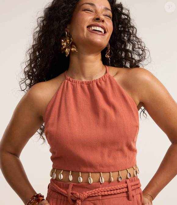 Blusa em Viscolinho com Decote Halter e Conchas, por R$ 99,90: Com conchinhas e pegada praiana, a peça traz o clima de Copacabana direto para o look e entrega frescor com estilo