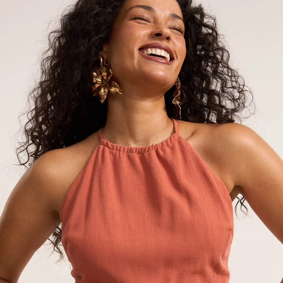Blusa em Viscolinho com Decote Halter e Conchas, por R$ 99,90: Com conchinhas e pegada praiana, a peça traz o clima de Copacabana direto para o look e entrega frescor com estilo
