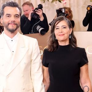 Wagner Moura e Sandra Delgado cruzaram o tapete vermelho de mãos dadas