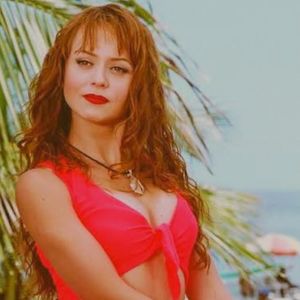 Gaby Spanic esteve com um visual bem diferente em 'A Intrusa', em 2001