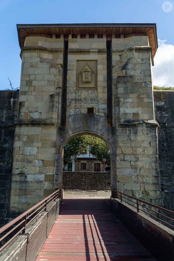 A cidade basca busca preservar muito de sua história, como é o caso do Saint Nikolas Gate, uma passarela que dá acesso a uma das partes do vilarejo e data do século XVI