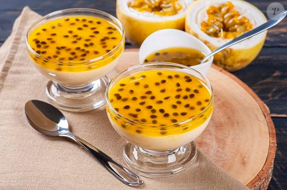 Os ingredientes são: 1 maracujá grande, 1 copo de leite de amêndoas ou leite de aveia, 1 ovo inteiro, 1 clara de ovo, 6 colheres de adoçante culinário, 1 colher de sopa de essência de baunilha e 1 colher de chá de gelatina incolor